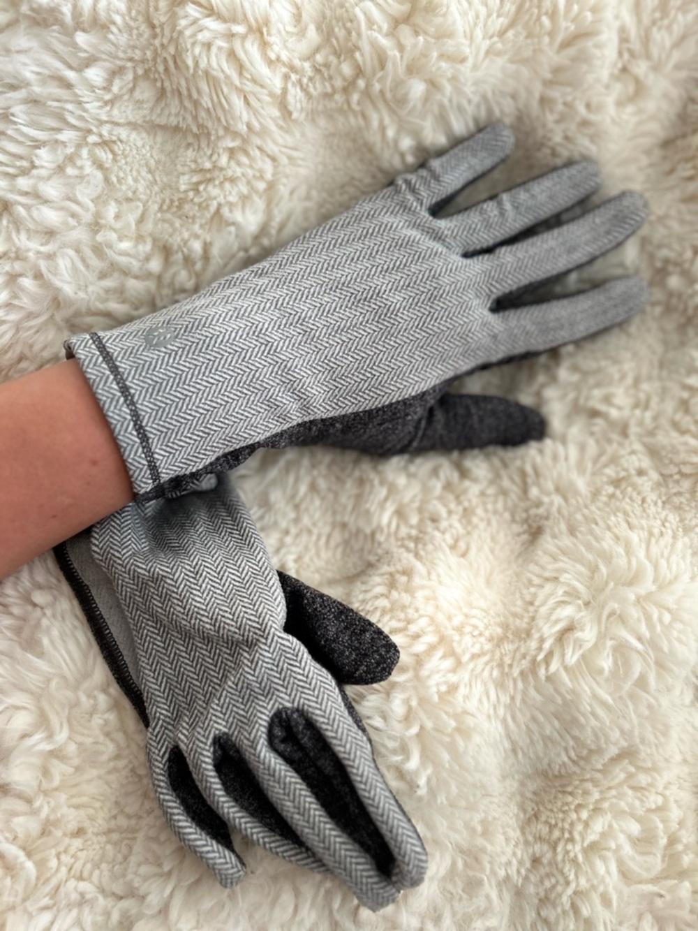 Lululemon Run With Me Gloves in Heathered Herringbone White Slate. - Picture 11 of 12